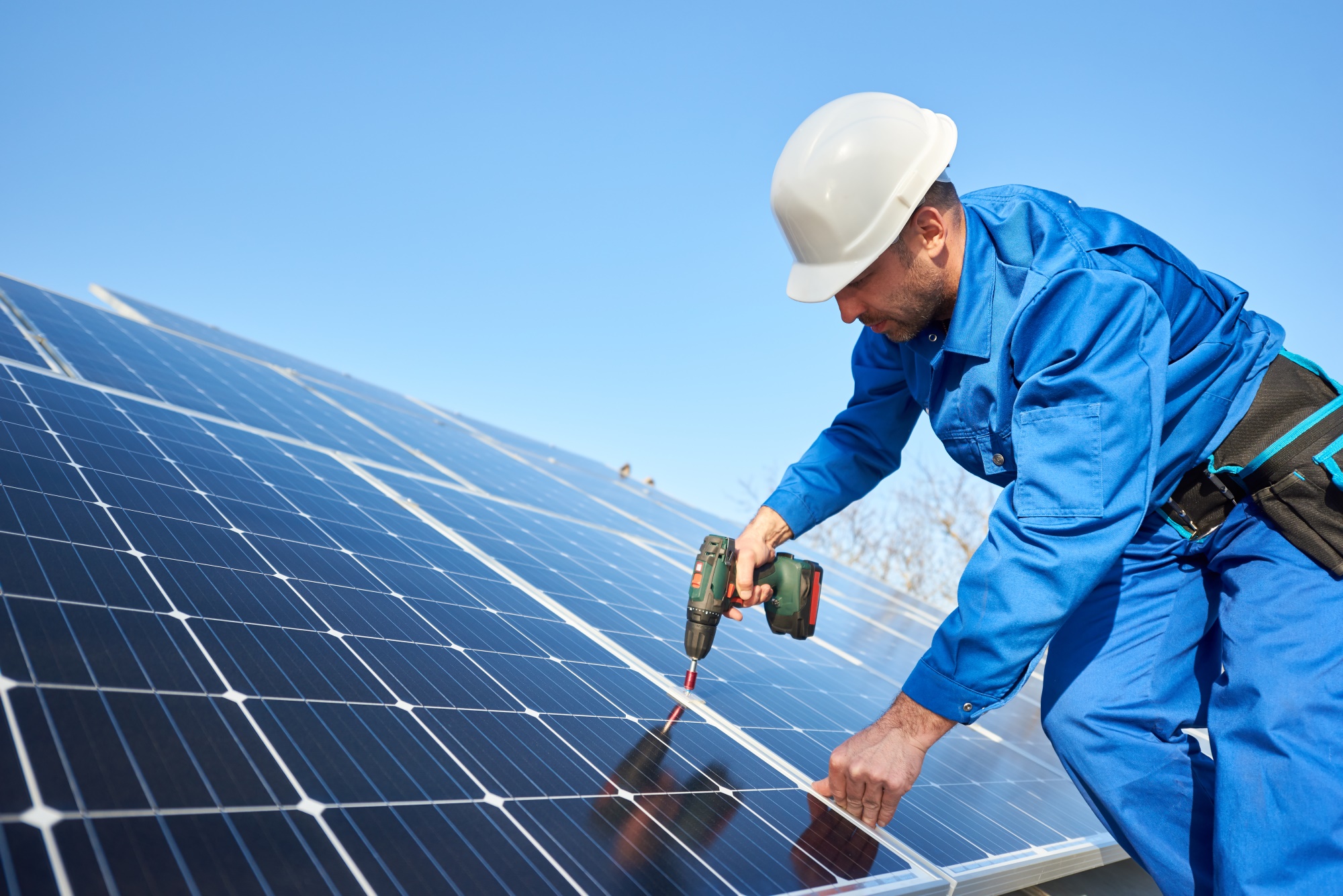 Electricians revealed as UK’s most trusted source for green home advice, new ECA report finds